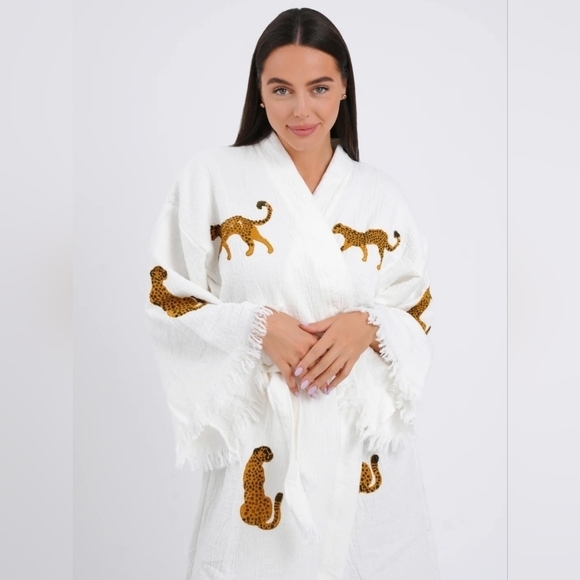 The Niki - 100% Turkish cotton - white with leopards 🐆 - Picture 1 of 3